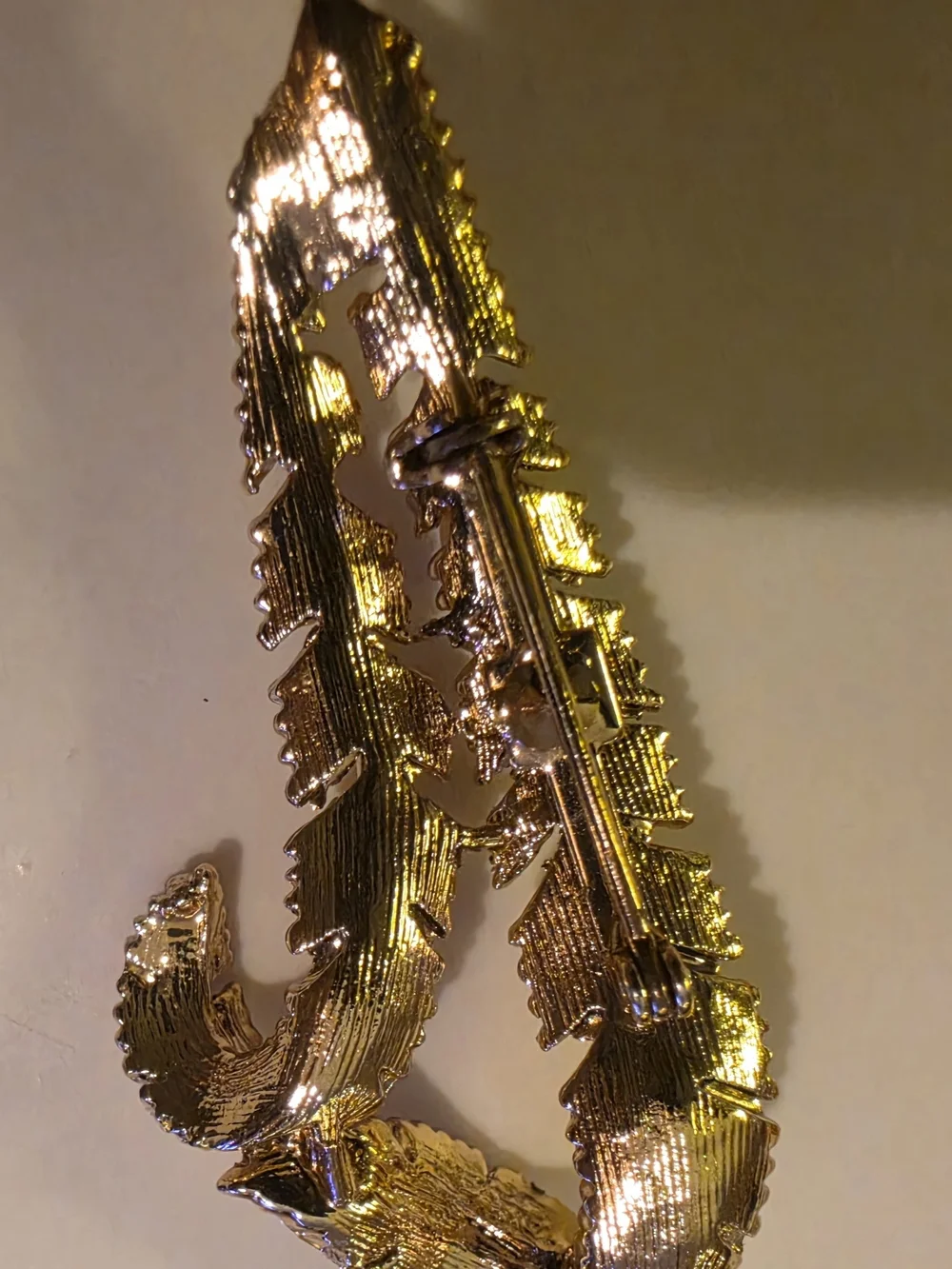 Lot of 4 Vintage Brooches Features Beautiful Gold Tone Designs